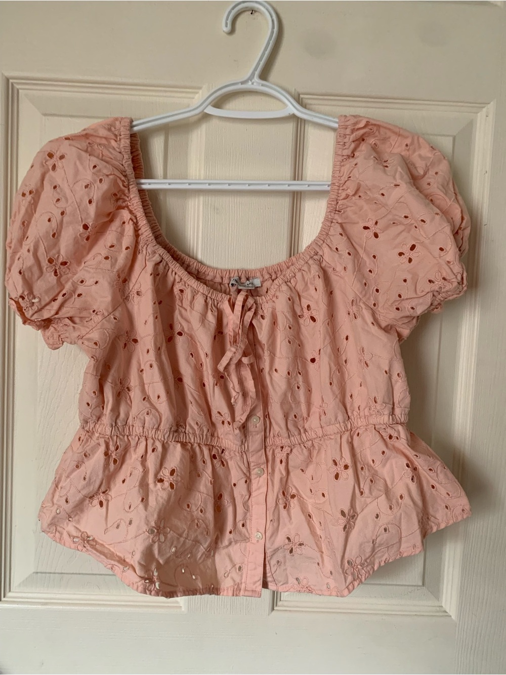 American Eagle Outfitters cropped Peach Eyelet Peplum Puff-Sleeve Top